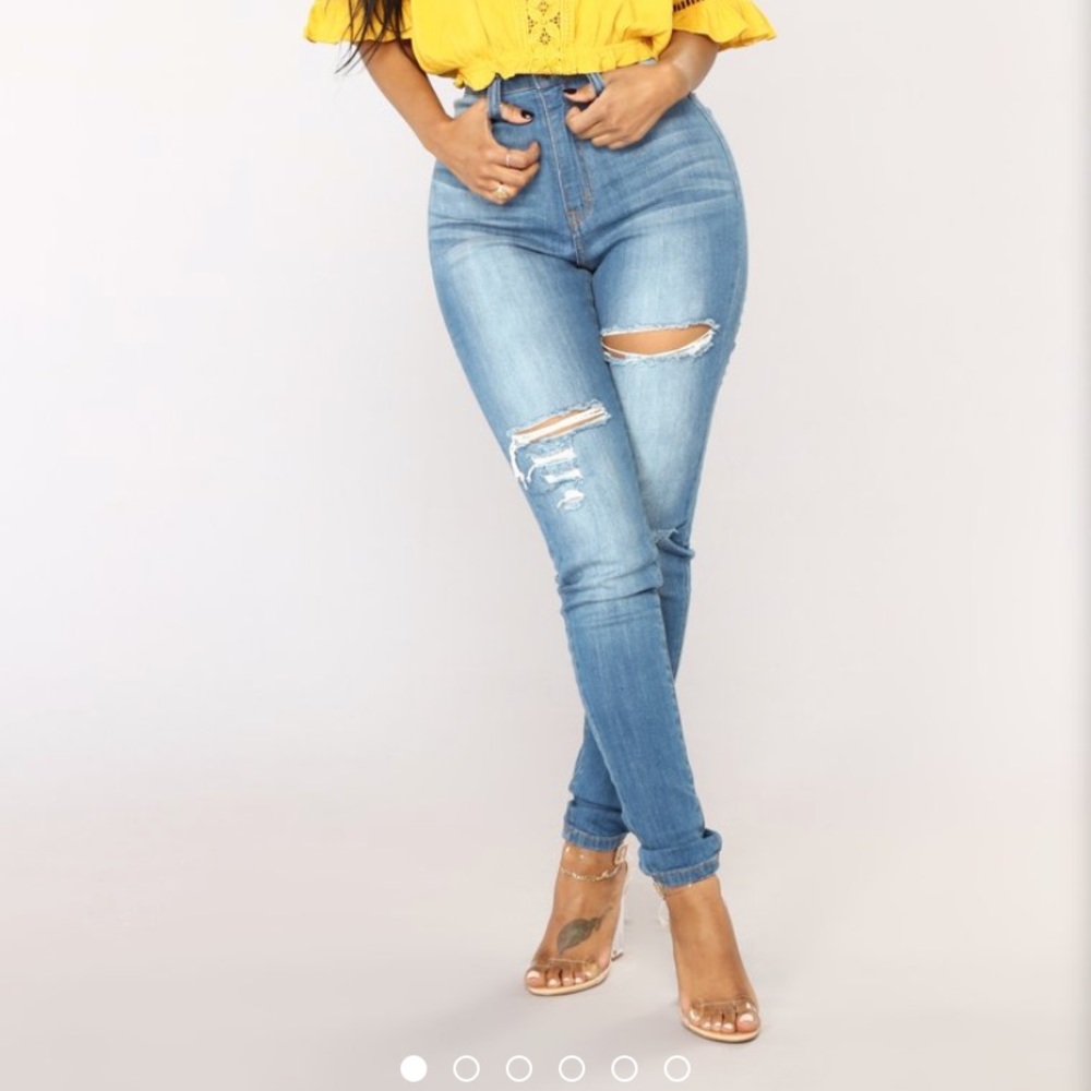 Distressed high waisted jeans